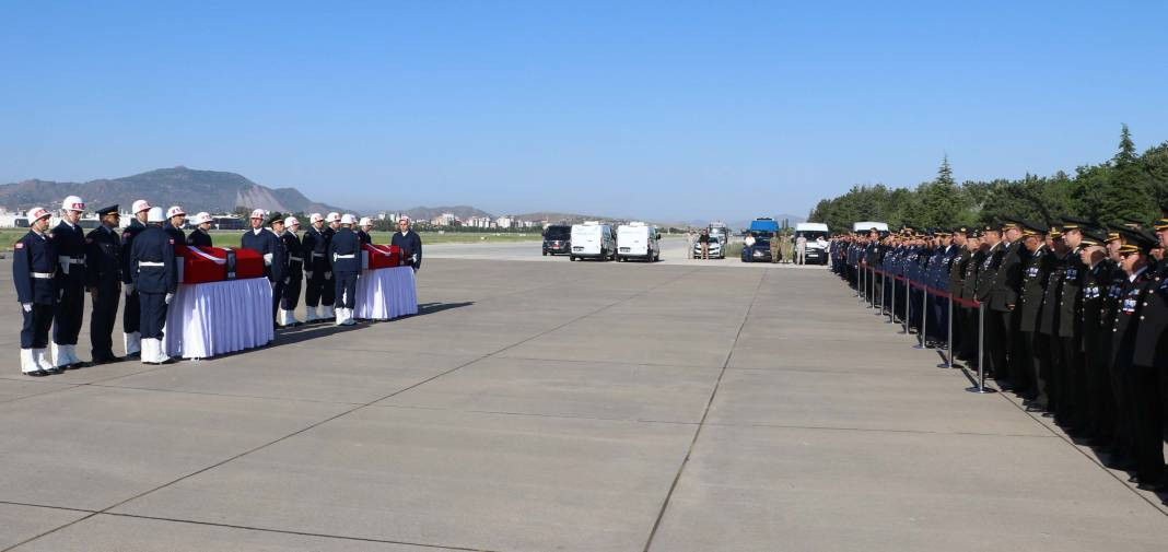 Uçak kazasında şehit olan 2 albay için komutanlıkta tören - Resim: 2